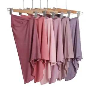 Vista dettagliata dello scialle hijab elastico tinta unita, copricapo comodo per le donne.