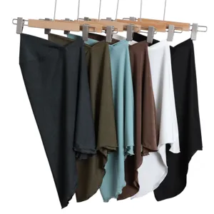 Hijab elastico in tinta unita, pratico copricapo da infilare, dettaglio multicolore.