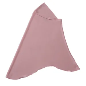Vista di dettaglio del hijab elastico monocolore, con tessuto morbido e cuciture curate.