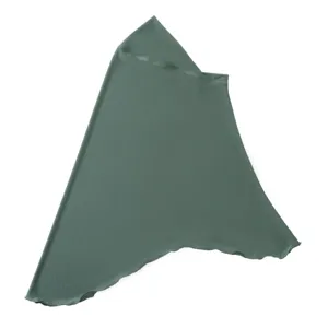 Vista dettagliata dell'hijab elastico verde, tessuto morbido, comoda copertura per la testa.