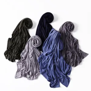 Λεπτομερής όψη από απαλά μαντήλια hijab από modal jersey τυλιγμένα σε διάφορα χρώματα.
