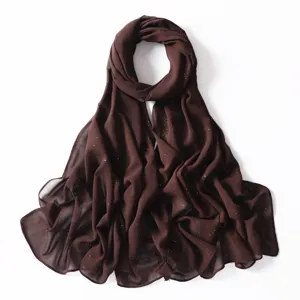 Scialle hijab in chiffon marrone glitterato con delicati punti dorati luccicanti per donne eleganti.