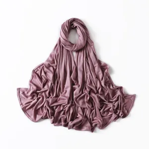 Λεπτομερής όψη της μαλακής υφής ύφασματος modal jersey hijab με πολύ κομψή πτώση.
