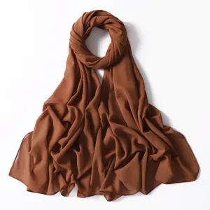 Dettaglio sciarpa lunga in chiffon marrone brillante, elegante hijab foulard per donna.