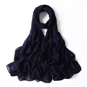 Vista dettagliata di sciarpa in chiffon glitter blu scuro, tessuto elegante per donne.