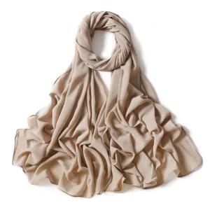 Primo piano dettaglio della sciarpa hijab in chiffon glitterato, morbida trama drappeggiata.