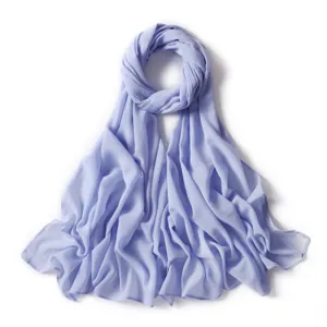 Vista dettagliata foulard lungo hijab chiffon tinta unita con paillettes oro donna.