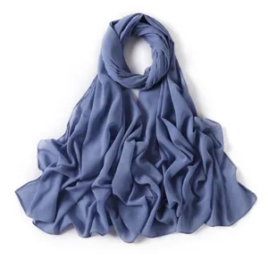 Sciarpa lunga in chiffon blu con pois dorati, hijab elegante e scialle versatile.