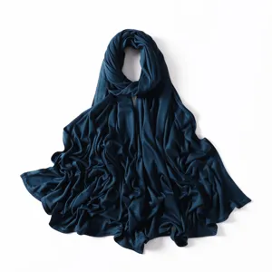Λεπτομέρεια κοντινού πλάνου σκούρου μπλε modal jersey hijab κασκόλ, απαλή ρίσκα, μακρύς.
