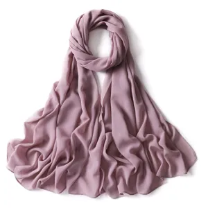 Elegante foulard hijab in chiffon rosa cipria con pois dorati, sciarpa leggera e raffinata.
