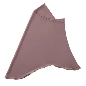 Vista dettagliata del hijab elastico tinta unita, che mostra la texture e le cuciture.