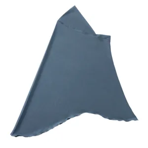 Vista dettagliata dell'hijab elastico grigio blu, trama in tessuto morbido e liscia.