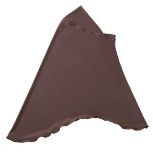 Vista dettagliata di un hijab elastico in tinta unita marrone scuro, tessuto morbido.