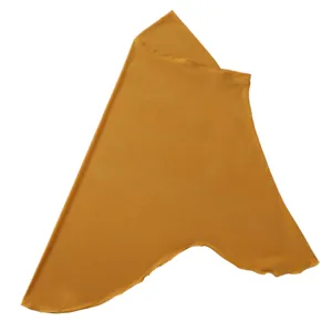 Dettaglio hijab monocolore elastico, tessuto morbido e flessibile per uso quotidiano.