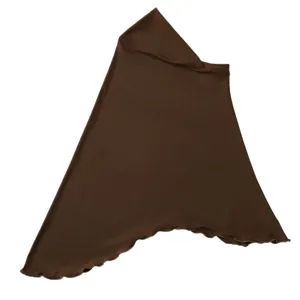 Dettaglio della sciarpa hijab elastica marrone scura, copricapo elegante e comodo.