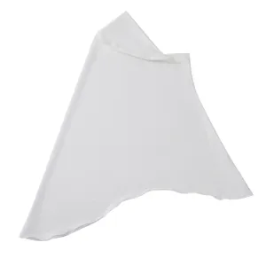 Dettaglio di hijab elastico bianco che mostra una consistenza morbida e finitura pulita.