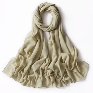 Leggero foulard hijab in chiffon kaki perlato, drappeggio elegante e design brillante.