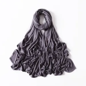 Λεπτομερής όψη του σκούρου γκρι modal jersey hijab μαντήλι, υφή υφάσματος
