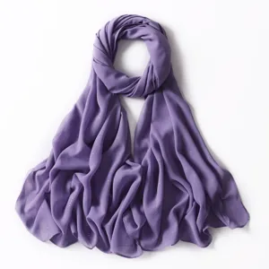 Vista dettagliata dell'elegante sciarpa in chiffon viola con delicati punti dorati fini.