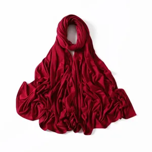 Κόκκινο μονόχρωμο modal jersey hijab μαντήλι με λεπτομέρεια υφάσματος και ραφής.
