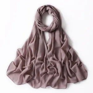 Vista di dettaglio dell'hijab in chiffon metallizzato brillante, tessuto drappeggiato morbido