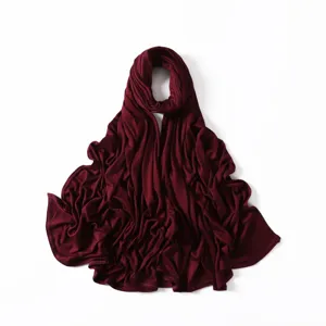 Λεπτομέρεια hijab από μπορντό modal jersey, πολύ μαλακό mercerized βαμβακερό ύφασμα.
