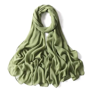 Elegante hijab in chiffon verde con sottili dettagli glitterati, leggero e traspirante.
