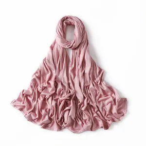 Λεπτομερές κοντινό πλάνο της υφής του ροζ modal jersey hijab υφάσματος με στρίφωμα.