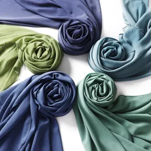 Sciarpa lunga in chiffon glitterato donna foulard hijab tinta unita vista dettaglio chic