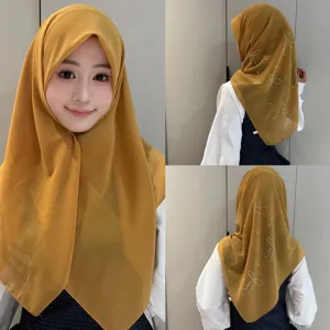 Hijab en mousseline jaune moutarde élégant avec détails de nœuds en strass scintillants.