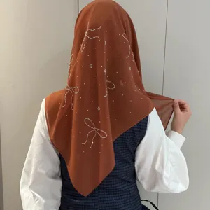 Foulard carre en mousseline legere avec strass noeud, hijab uni elegant pour femme.