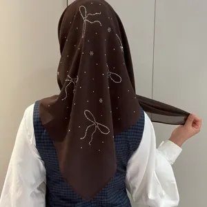 Foulard hijab carré en mousseline marron avec motifs de nœuds en strass élégant