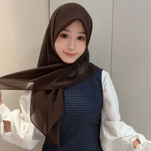 Vue détaillée du foulard en mousseline, accessoire style collégien pour femme au quotidien.