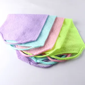 Dettaglio di asciugamani esfolianti colorati in nylon per doccia con manici intrecciati.