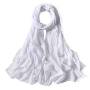 Foulard hijab lungo in chiffon bianco scintillante con punti dorati, dettaglio leggero.
