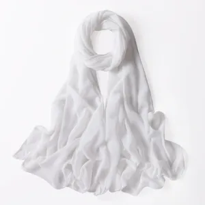Sciarpa lunga in chiffon glitter bianco foulard hijab donna dettaglio elegante.