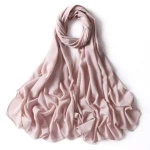 Dettaglio ravvicinato dell'hijab in chiffon glitterato rosa, tessuto strutturato leggero.