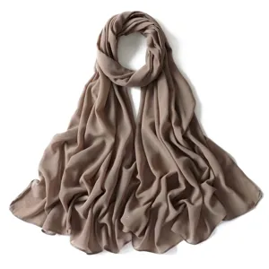 Primo piano della texture del tessuto in chiffon scintillante e del design drappeggiato.