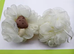 Detailansicht des süßen Kinder Cartoon Pilz Duschschwamm für die sanfte tägliche Körperpflege.