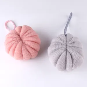 Vue détaillée de fleurs de douche colorées en filet, éponges exfoliantes douces pour le corps.