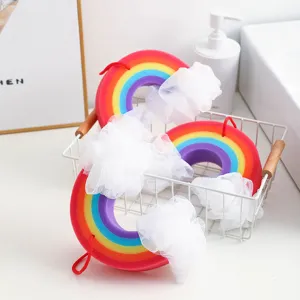 Kreativer Regenbogen-Badeschwamm mit weißem Netz-Wolken-Design, weicher Duschball zur Körperpflege.