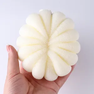 Éponge de douche filet en forme de citrouille ronde, pouf de bain moussant doux détail.