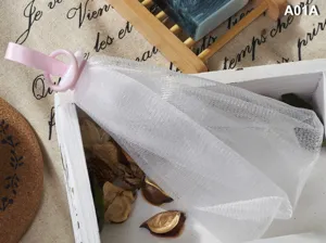 Λεπτομερης οψη του μεγαλου λευκου διχτυου αφρισμου με ροζ κρικους για πλυσιμο.