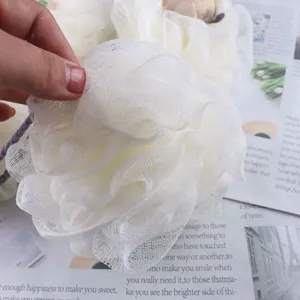 Weisser Netzduschschwamm weicher Duschpuff Luffa fuer die Koerperreinigung und taegliche Pflege.