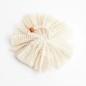 Détail éponge de bain en ramie naturelle, filet exfoliant écologique avec perle en bois.