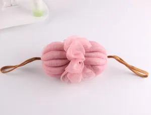 Esponja de baño larga rosa de calabaza con asas marrones para lavado corporal suave.