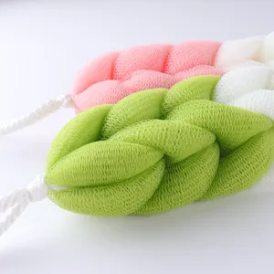 Nahaufnahme des weichen Netzduschschwamms, mehrfarbig geflochtenes Design, feiner Schaum.