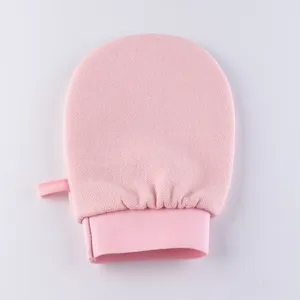 Guanto da bagno esfoliante rosa con polsino elastico e pratico gancio per uso quotidiano.
