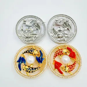 Gedetailleerd close-up van de elegante dubbele karper broche met parels en kristallen.