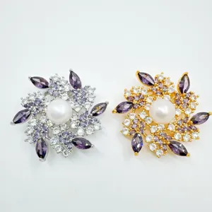 Elegante parelbloem broche met sprankelende zirkonia en kristallen bloemblaadjes. Accessoire.
